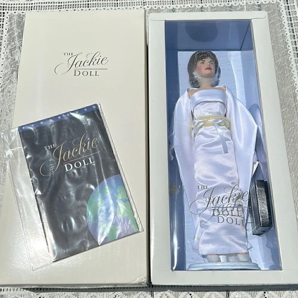 🆕 Ltd Ed. The Jackie Doll by Franklin Mint White satin dress Gorgeous gift 🎁